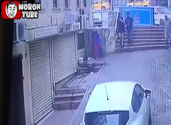 Video :A man goes to the bathroom with his girlfriend